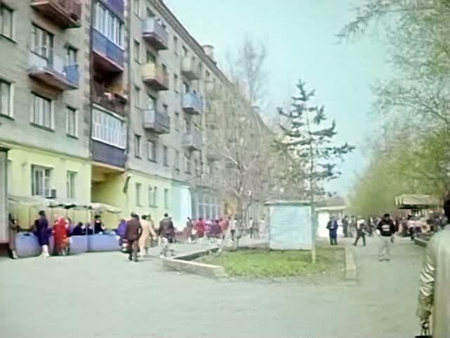 1987 год. Тюмень. Уличная торговля у гастронома 