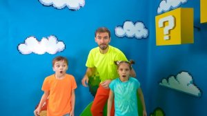 Настя и друзья играют в игру пол это лава