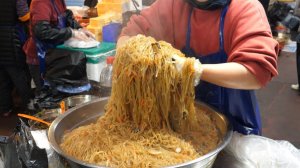 Популярная уличная еда на корейском туристическом рынке! сырный кимбап с japchae (корейская лапша)