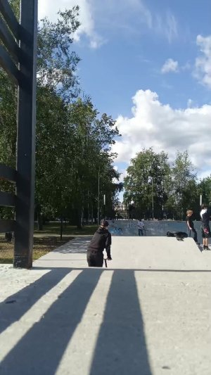 я с другом катаюсь на самокатах