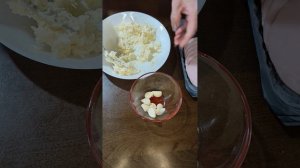 НА ЗАКУСОЧКУ РУЛЕТИКИ ИЗ ВЕТЧИНЫ И СЫРА НА СКОРУЮ РУКУ. ВСЕГДА ДЕРЖУ В ХОЛОДИЛЬНИКЕ УПАКОВКУ ВЕТЧИНЫ