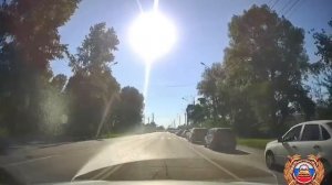 Машина сбивает велосипедиста на переходе