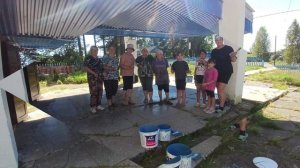 Как пенсионеры и школьники красили изгородь в ДК в п. Новый