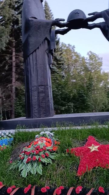 памятник скорбящим матерям челябинская