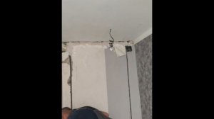 Делаем непростую электропроводку в квартире с минимумом повреждения потолков и частично стен, путем