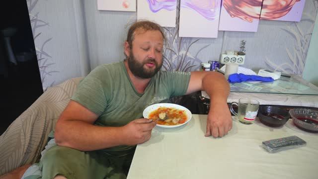 Строю теплицу Котята вернулись из странствий на природе Кушаю вкусные ЩИ С МЯСОМ