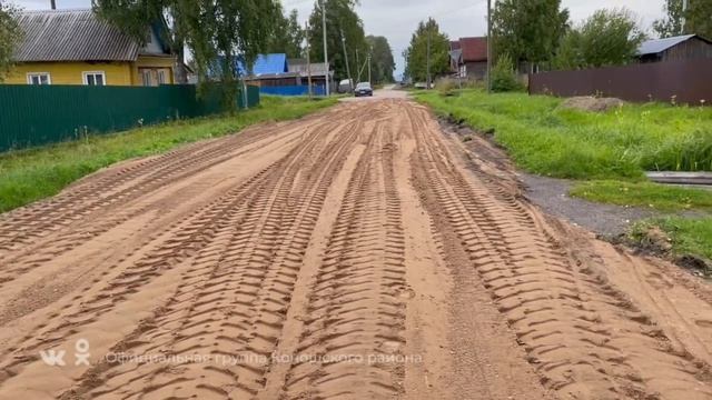 На улице Красные Зори в Коноше осуществляются работы по подсыпке дорожного полотна