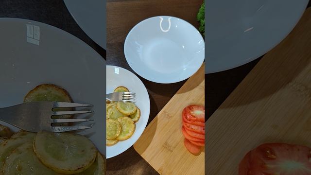 ТЕПЛЫЙ ЗАКУСОЧНЫЙ САЛАТ ИЗ 1  КАБАЧКА И 2 ПОМИДОР К МЯСУ
