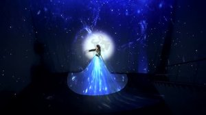 Проекционное шоу со скрипачкой: 3D-мэппинг на платье и стены