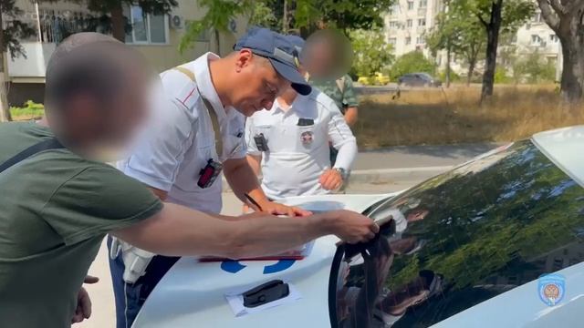 Севастопольские автоинспекторы при оформлении пьяного самокатчика задержали его приятеля