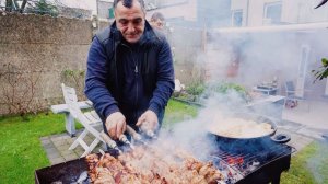Шашлык из свиных рёбрышек и овощной омлет на мангале