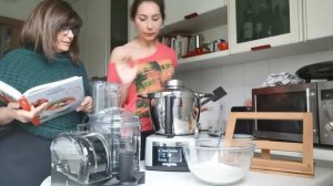 ИТАЛЬЯНСКАЯ ДЕВУШКА ГОТОВИТ ПИЦЦУ