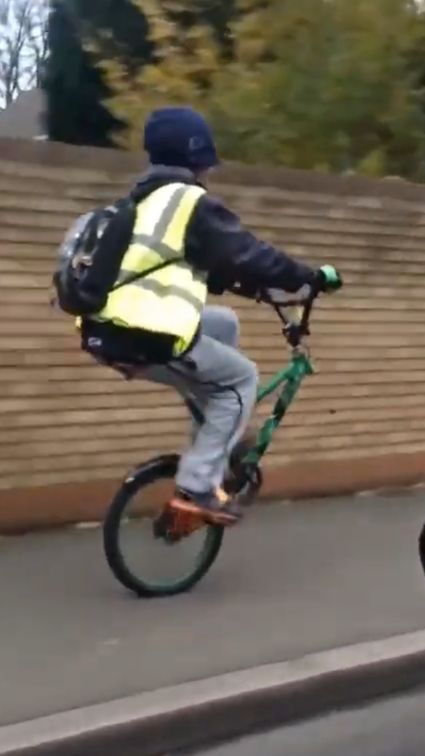 Как он вообще едет без переднего колеса! 🤯🚲