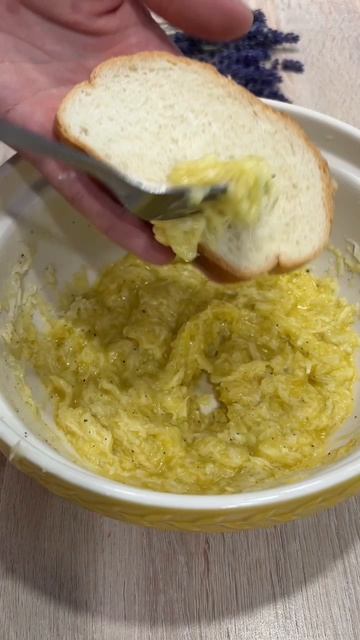 Это очень вкусно.  Горячие бутерброды с кабачком и сыром.