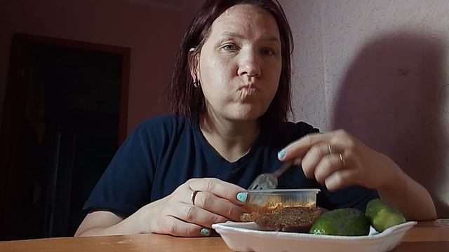 ПЛОХОЕ НАСТРОЕНИЕ ЗАЕДАЕМ САЛАТИКОМ И МАЛОСОЛЬНЫМ ОГУРЧИКОМ 😋