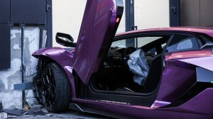 Авария с Lamborghini в Екатеринбурге.Суперкар врезался в дом.Пострадал ветеран СВО