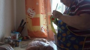 Занимаюсь переработкой мяса, накрутила фарш. Приготовила окрошку.