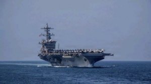 Несколько военных пытались выпрыгнуть за борт американского авианосца USS Abraham Lincoln.