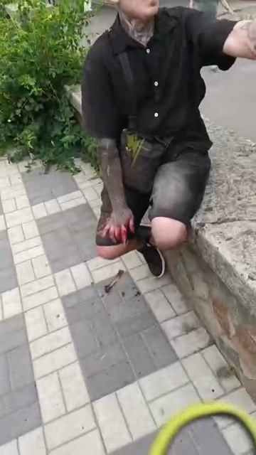 ТЦКшники 🇺🇦🤮 жёстко наваляли латышу, думая, что он хохол-беглец 💥🫵