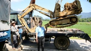 Девушка ремонтировала и обслужила экскаватор, у которого были сломаны бак для воды и двигатель