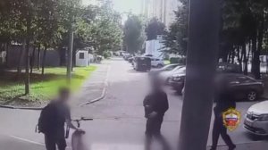 Бутылку с зажигательной смесью бросил на дорогу велосипедист в Зеленограде.

Жидкость вспыхнула,