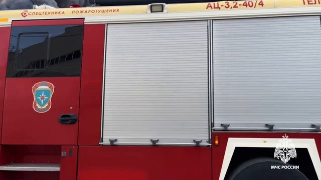 В Краснодаре тушат пожар на крупном складе