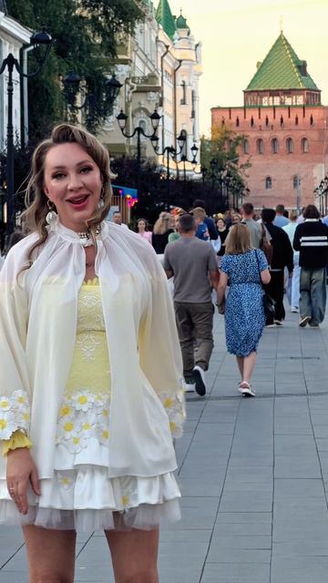 Стою и пою на Покровке, в самом сердце любимого города, а мыслями уже у моря.