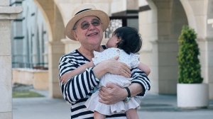 «Папина копия на море»: 80-летний Петросян растрогал кадром с 2-летней дочерью поклонников