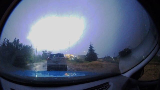 Молния над заправкой вдалеке