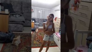 танцую и рассказываю про то, как я ушибла свой глаз и голову.