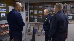 Путин расписался в книге почетных гостей ракетного крейсера «Варяг». Во время визита