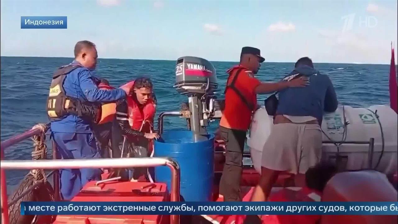 Паром в огне: появились кадры спасения людей неподалеку от Бали.