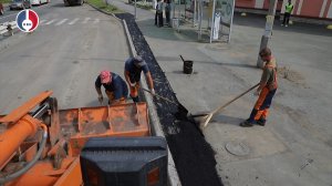 Дорожно-коммунальная служба производит замену бордюров на автобусных остановках