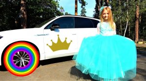 Полина как принцесса собирается на разноцветные вечеринки