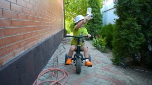 На Велосипеде с Водным Пистолетом