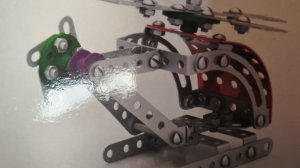 друг собирает вертолёт а я смотрю как он мучается