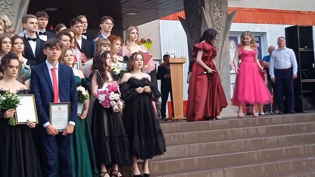 Нарисовать мечту - трогательная песня выпускников, исполняют Ангелина Яковлева и Токарева Варвара