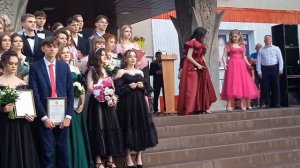 Нарисовать мечту - трогательная песня выпускников, исполняют Ангелина Яковлева и Токарева Варвара