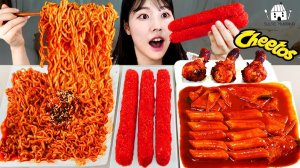 Мукбанг - курица и острая лапша и сырные закуски - азиатский формат