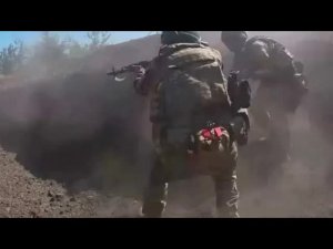 Армия сопредельного государства в панике бойцы ставят флаги в ключевом городе