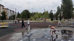 Вчера ещё купались в фонтанах,а сегодня совсем похолодало..Максим моржонок...