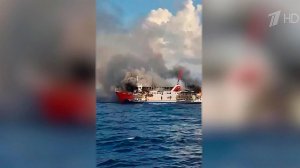 Паром с более чем сотней пассажиров на борту загорелся недалеко от острова Бали.