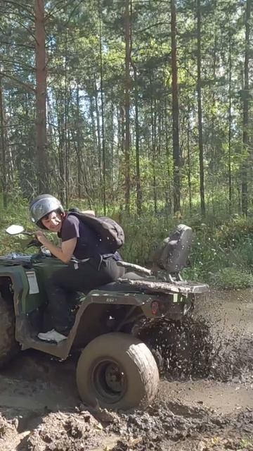 Застряли в грязи и перевернулись на квадроцикле