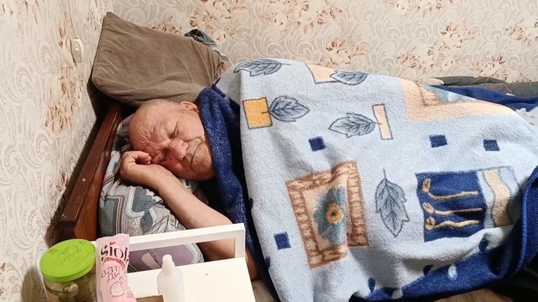 Я НЕ СТРОЮ ИЗ СЕБЯ НЕ ЗВЕЗДУ И НЕ СВЯТУЮ, А ПРОСТО ЖИВУ