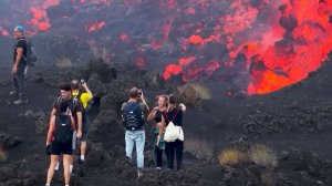 Туристы любуются красочным извержением вулкана Этна на Сицилии