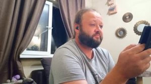 Заросло всё огурцами Собираю в ведро В домике читаю комментари