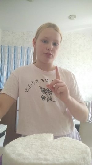 р