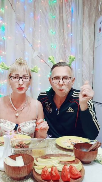 Салат с икрой😋😋😋,фрагмент мукбанга