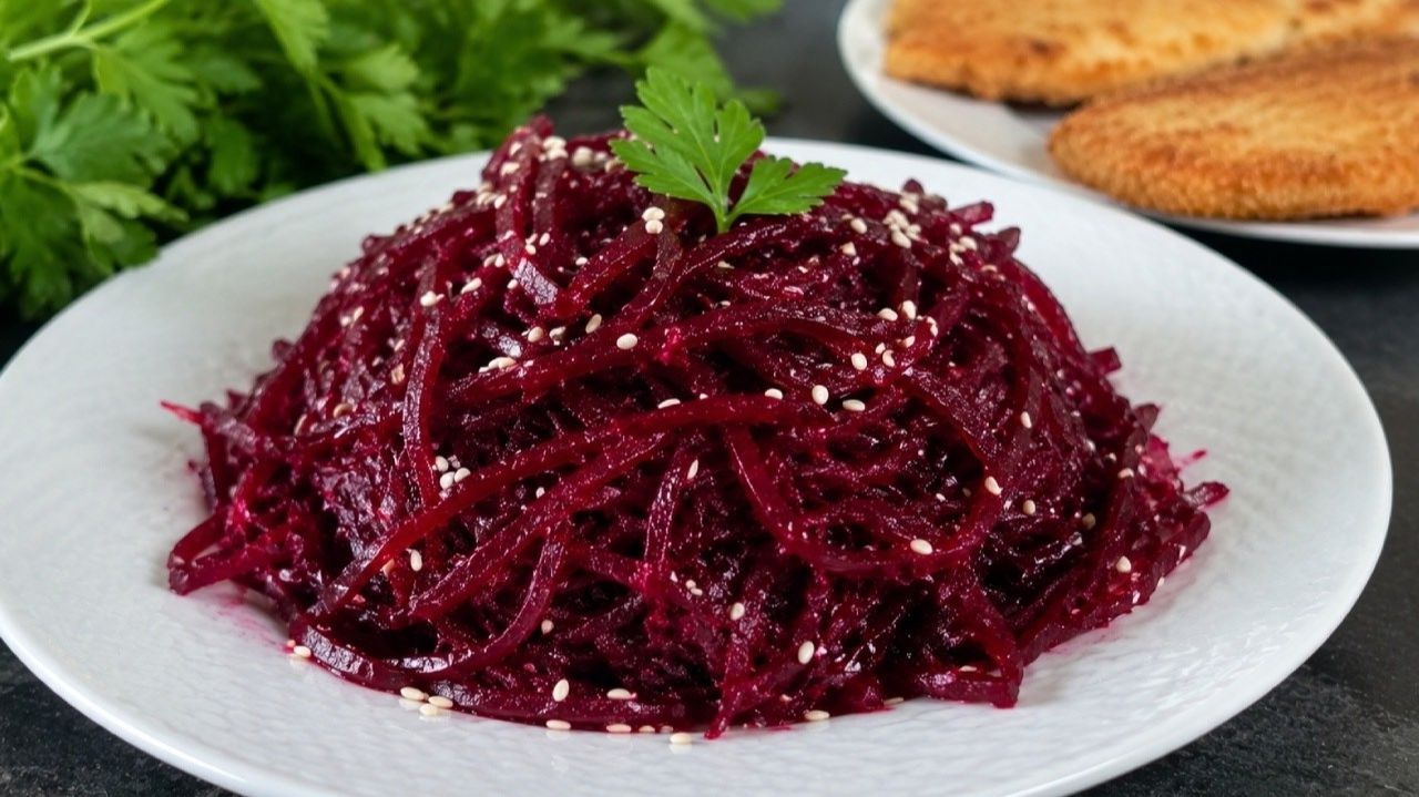 Закуска из МОЛОДОЙ СВЕКЛЫ, которую СЪЕДАЮТ до последней ложки! Самый ВКУСНЫЙ летний РЕЦЕПТ