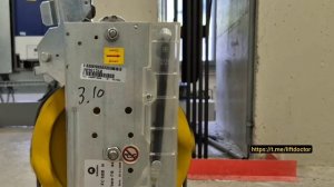 Невероятный лифт: бронзовый торс вместо скучного противовеса
